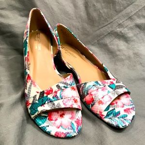 Naturlizers N5 flowery open toe flats